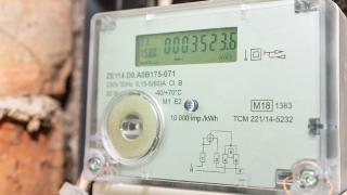 Smart-Meter an einer Kellerwand