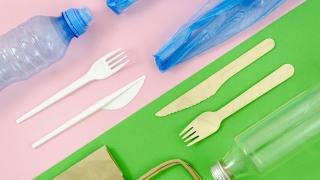 Besteck und Verpackungen aus verschiedenen Materialien