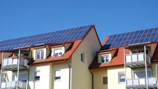 Photovoltaikanlagen auf Dach von Mehrfamilienhäusern