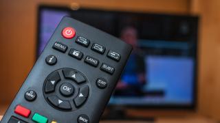 Fernbedienung vor Fernseher