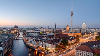Blick auf Rotes Rathaus, Berliner Dom und Fernsehturm