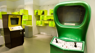 Zwei alte Spielautomaten im Computerspielemuseum Berlin