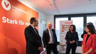 Markus Kamrad, Kai Wegner, Petra Hegemann und Britta Schautz vor einem Roll-Up der Verbraucherzentrale