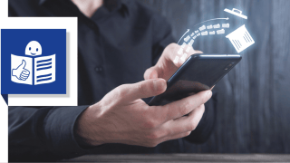 Ein Mann in einem schwarzen Hemd hält ein Smartphone in den Händen. Über dem Display schwebt eine digitale Illustration, die zeigt, wie mehrere Aktenordner-Symbole in einen Papierkorb fliegen, was den Vorgang des Löschens oder Aufräumens von Daten symbolisiert.