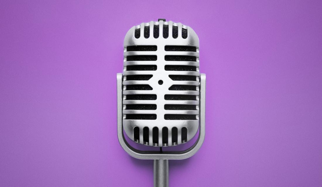Mikrofon vor violettem Hintergrund