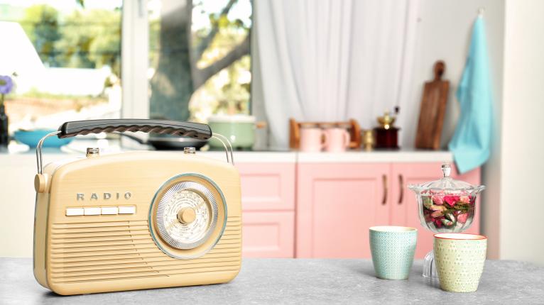 Vintage Radio steht auf Küchentisch
