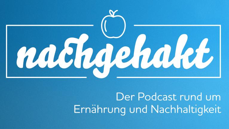 Nachgehakt: Der Podcast der Verbraucherzentrale Berlin. Coverbild mit Retro-Mikrofon auf blauem Hintergrund